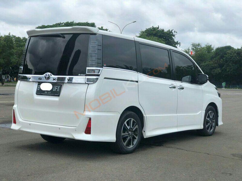 Mobil Toyota Voxy 2018