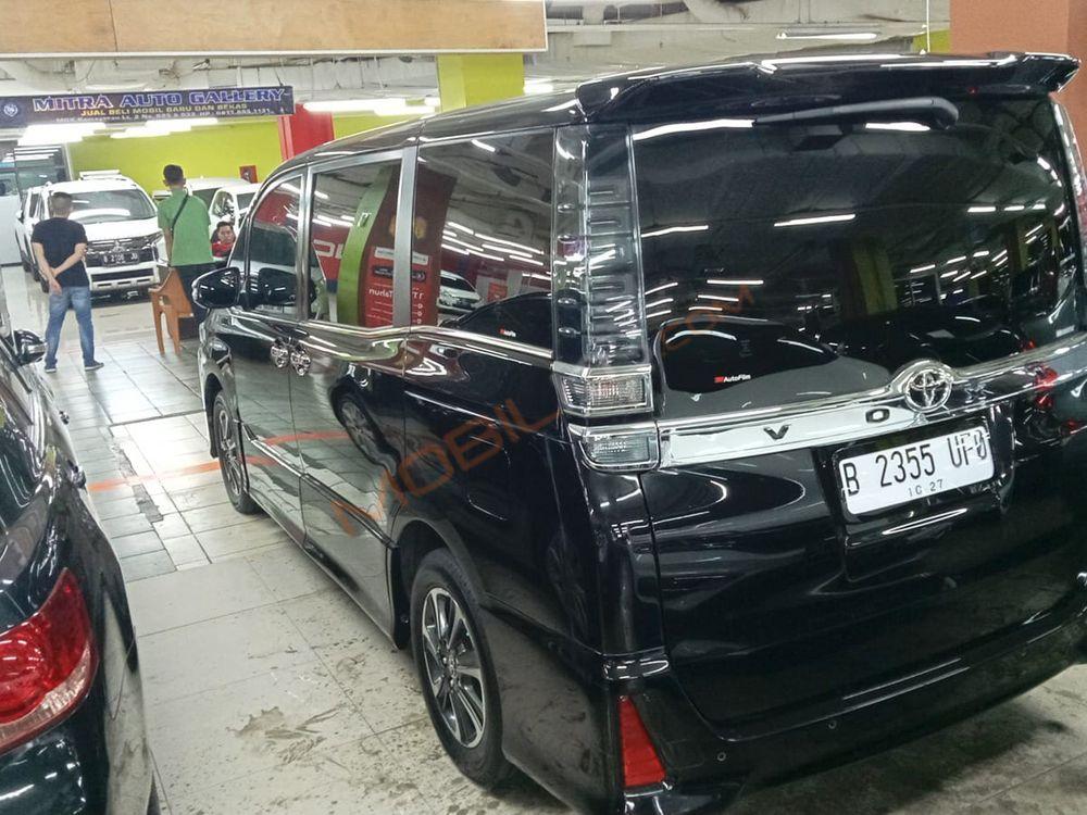 Mobil Toyota Voxy 2017