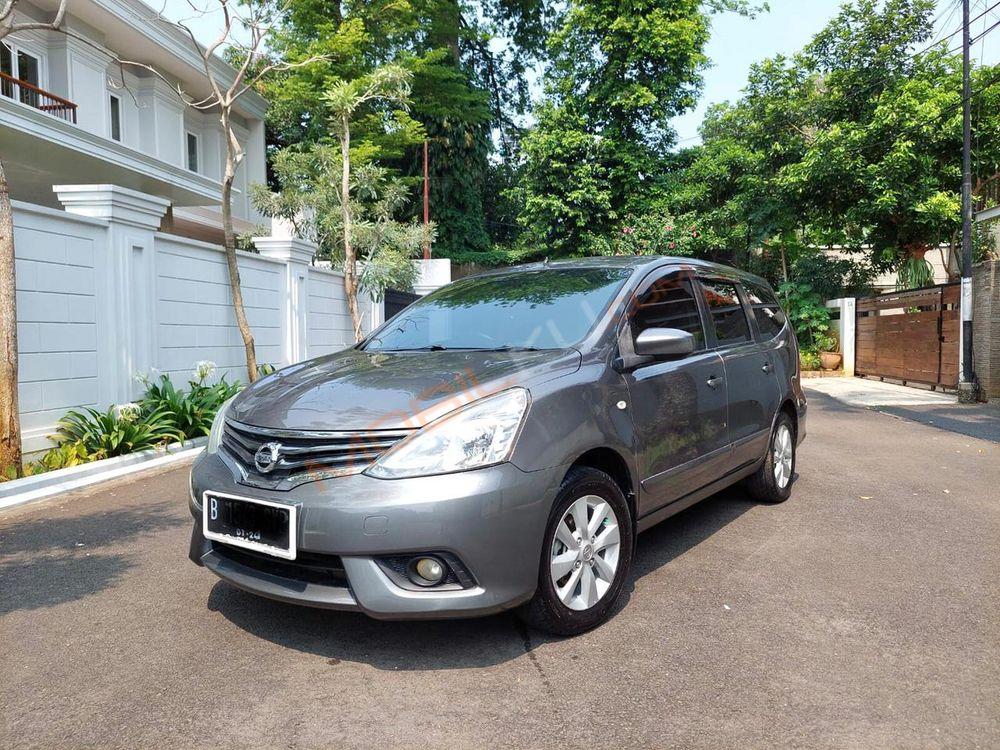 Mobil Nissan Grand Livina 2013