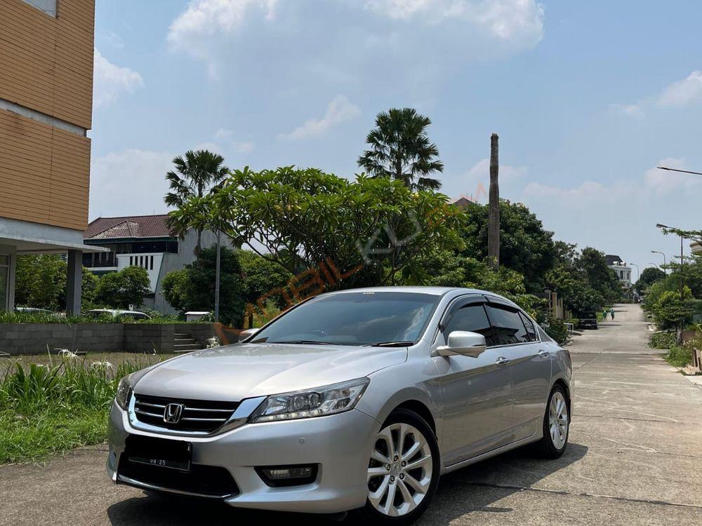Mobil Honda Accord 2015