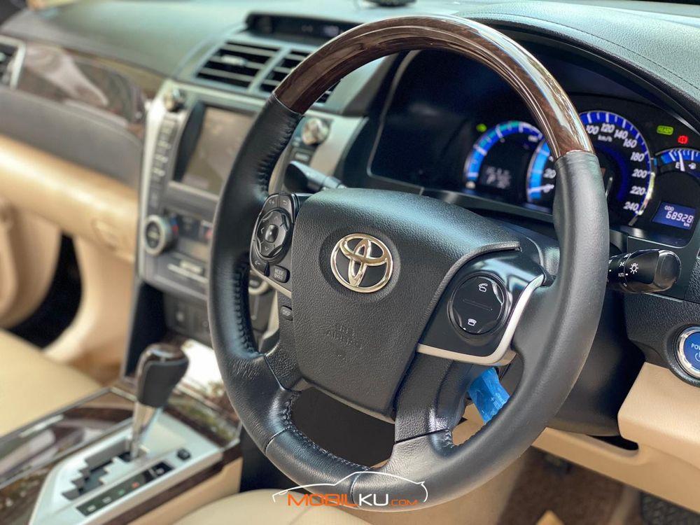 Mobil Toyota Camry 2014