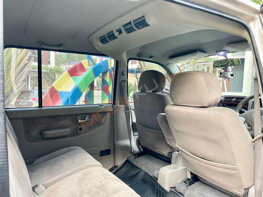 Mobil Suzuki APV 2006