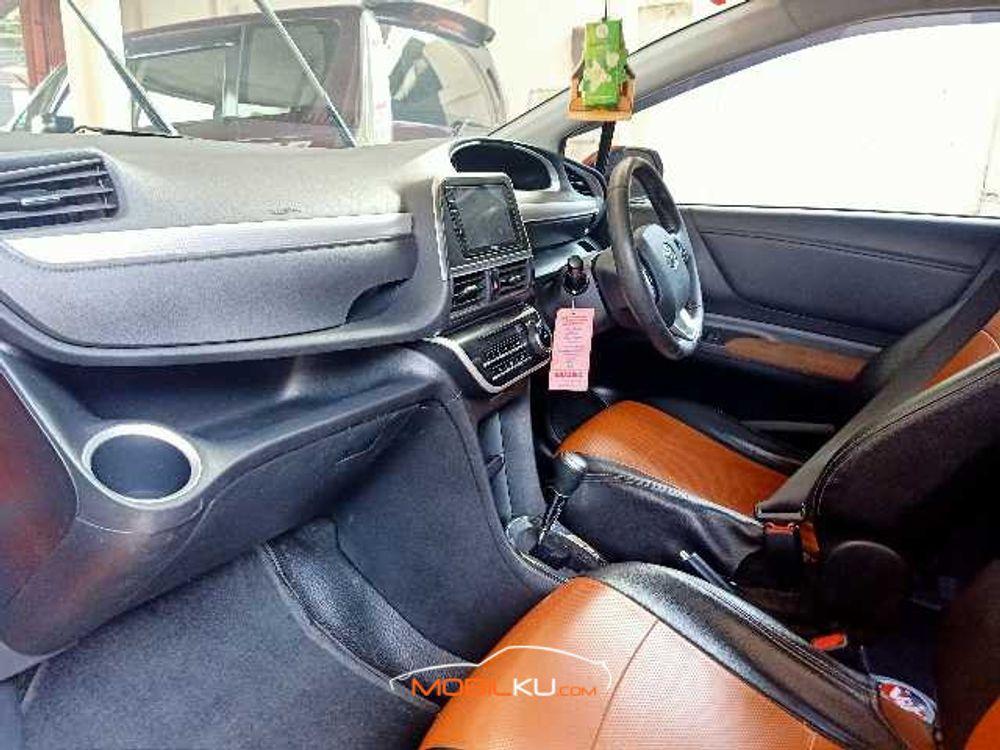 Mobil Toyota Sienta 2016
