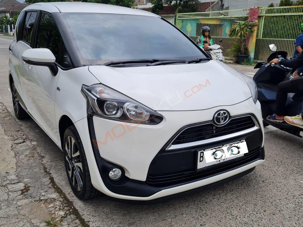 Mobil Toyota Sienta 2017