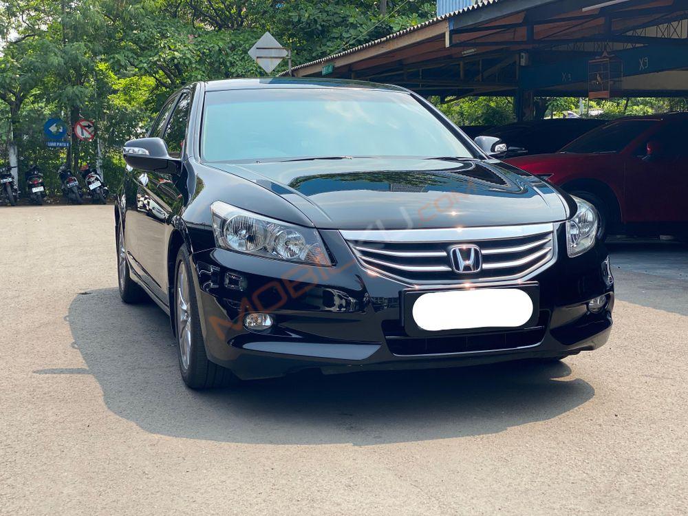 Mobil Honda Accord 2011