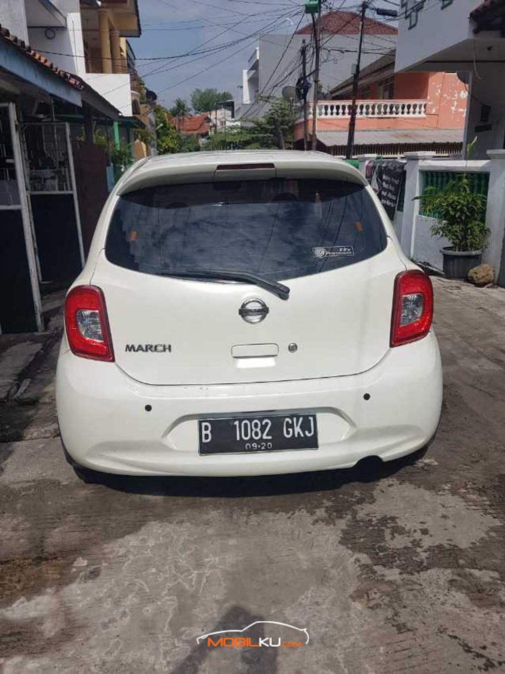 Mobil Nissan March 2015