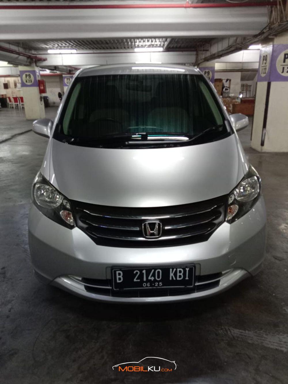 Mobil Honda Freed 2010