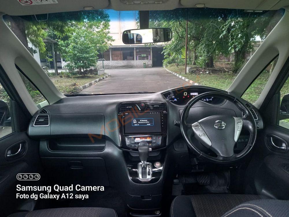 Mobil Nissan Serena 2016