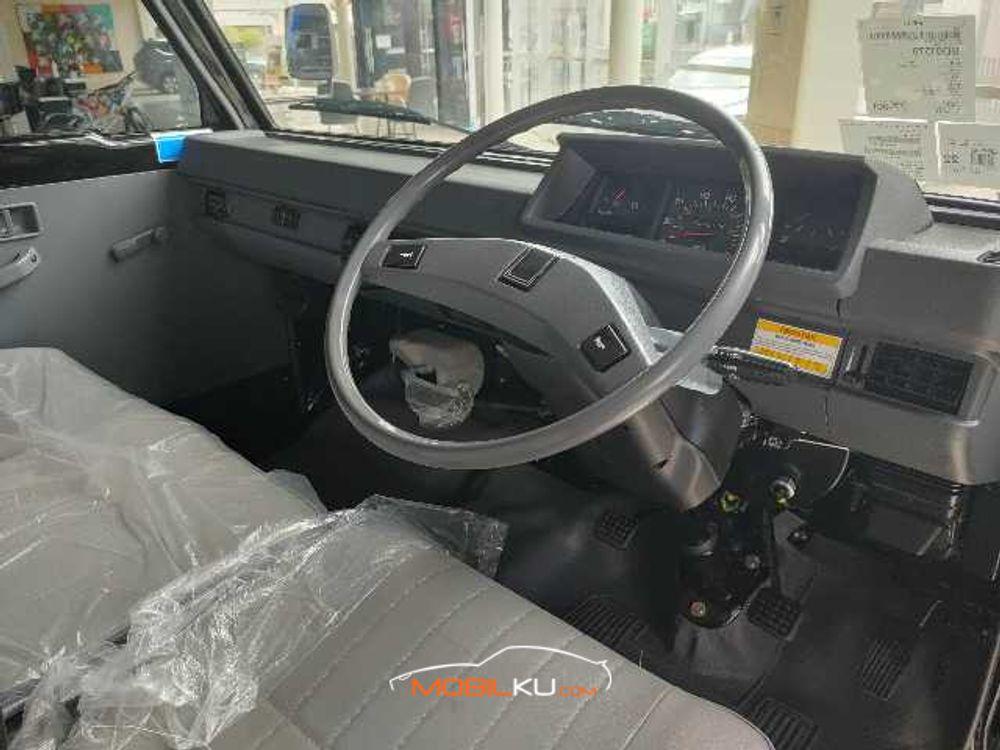 Mobil Mitsubishi L300 2021