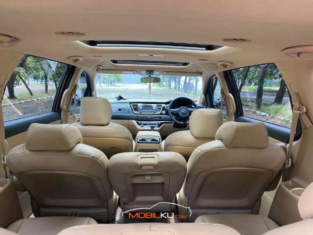 Mobil Kia Sedona 2017