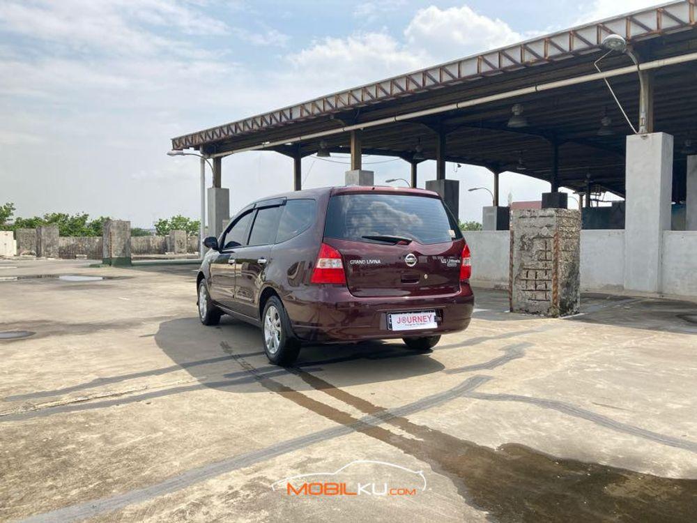 Mobil Nissan Grand Livina 2013