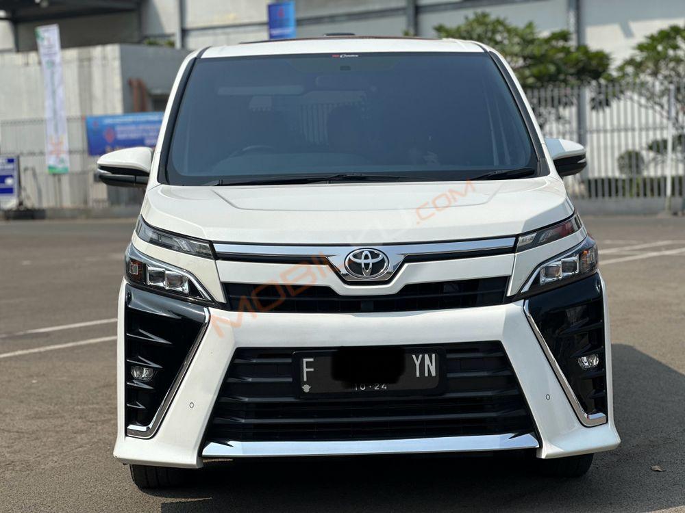 Mobil Toyota Voxy 2019
