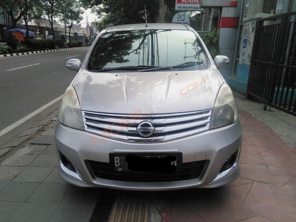 Mobil Nissan Livina 2013