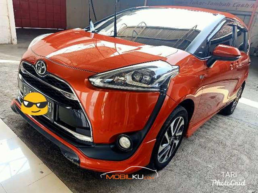 Mobil Toyota Sienta 2016