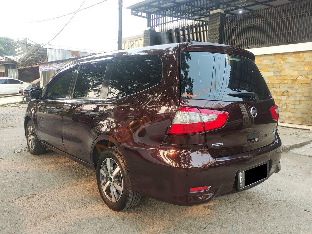 Mobil Nissan Grand Livina 2017