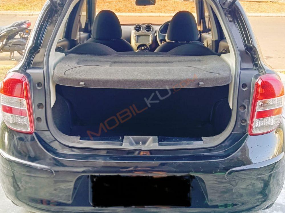 Mobil Nissan March 2013