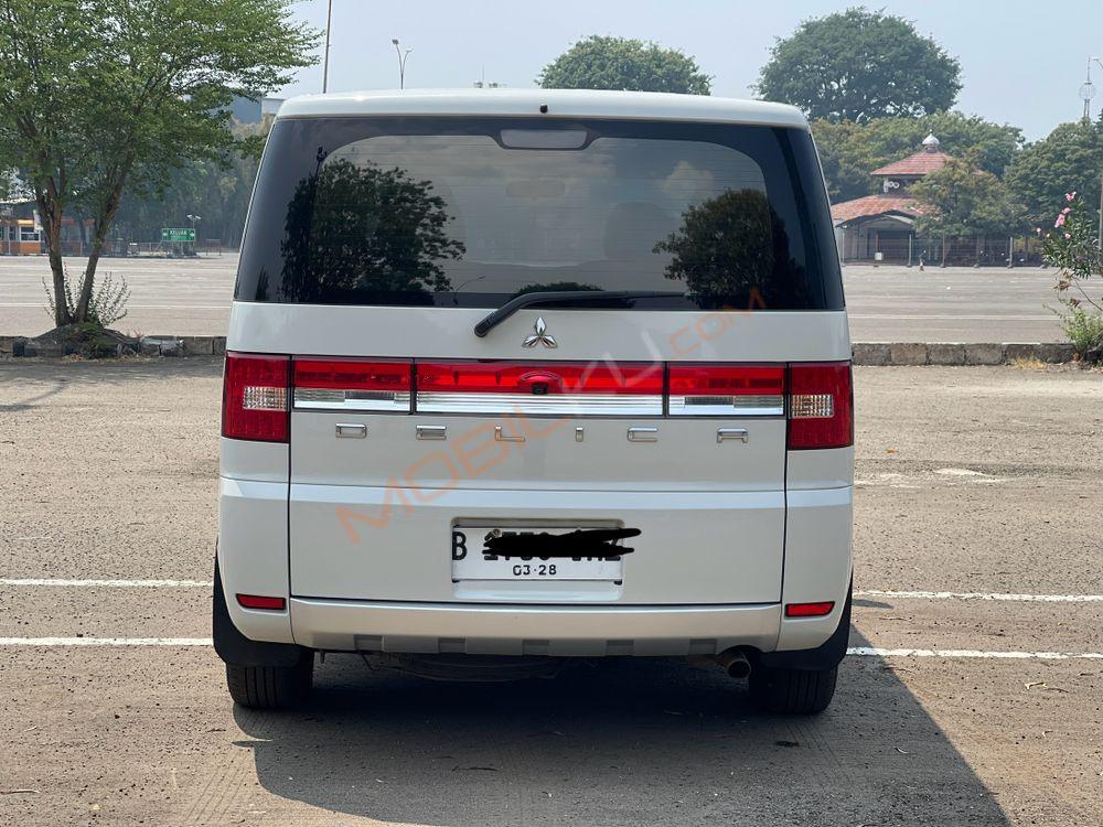 Mobil Mitsubishi Delica 2015