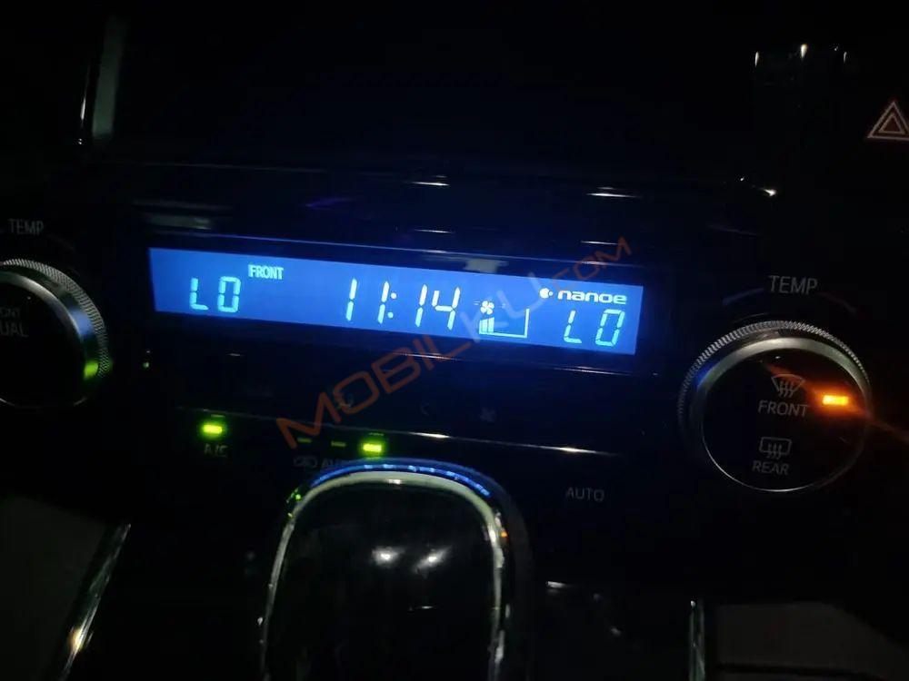 Mobil Toyota Vellfire 2015
