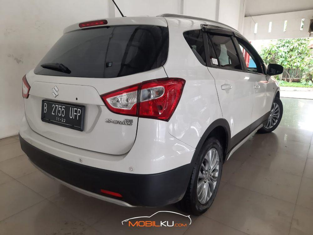 Mobil Suzuki SX4 2017