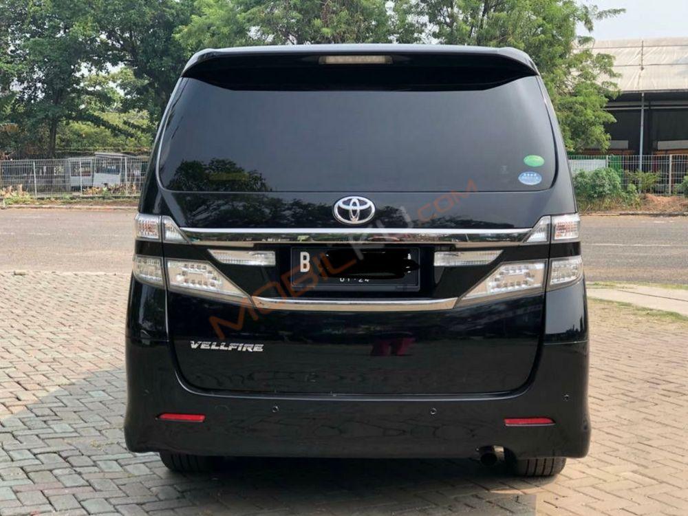 Mobil Toyota Vellfire 2013