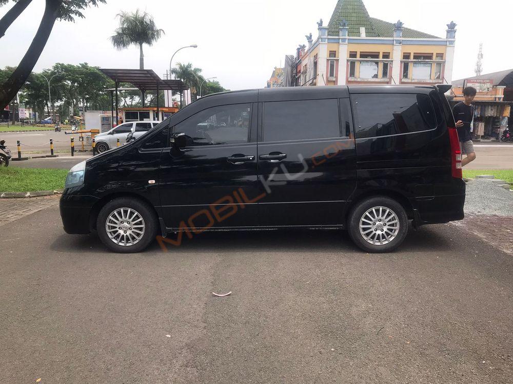 Mobil Nissan Serena 2012