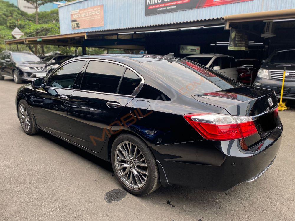 Mobil Honda Accord 2013