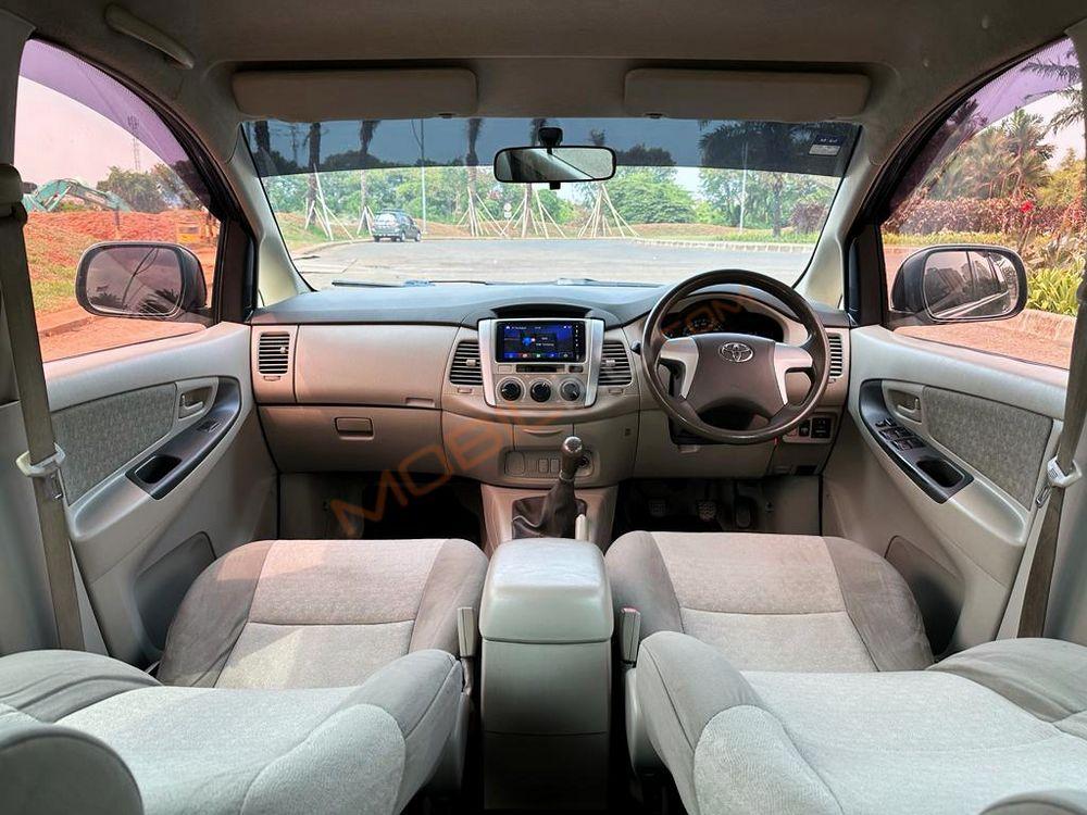 Mobil Toyota Kijang Innova 2012