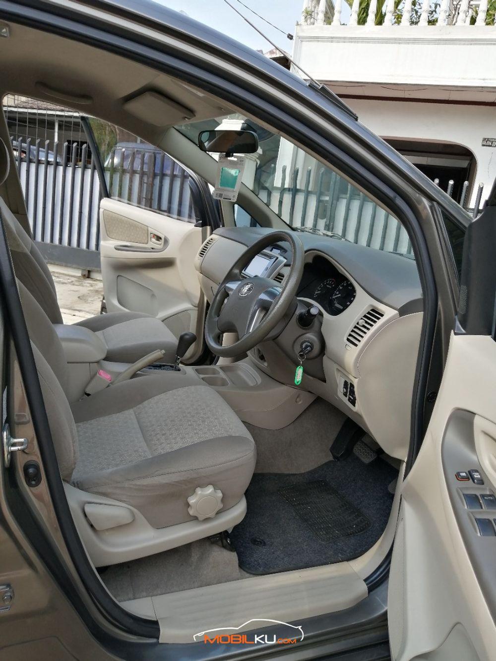 Mobil Toyota Kijang Innova 2013