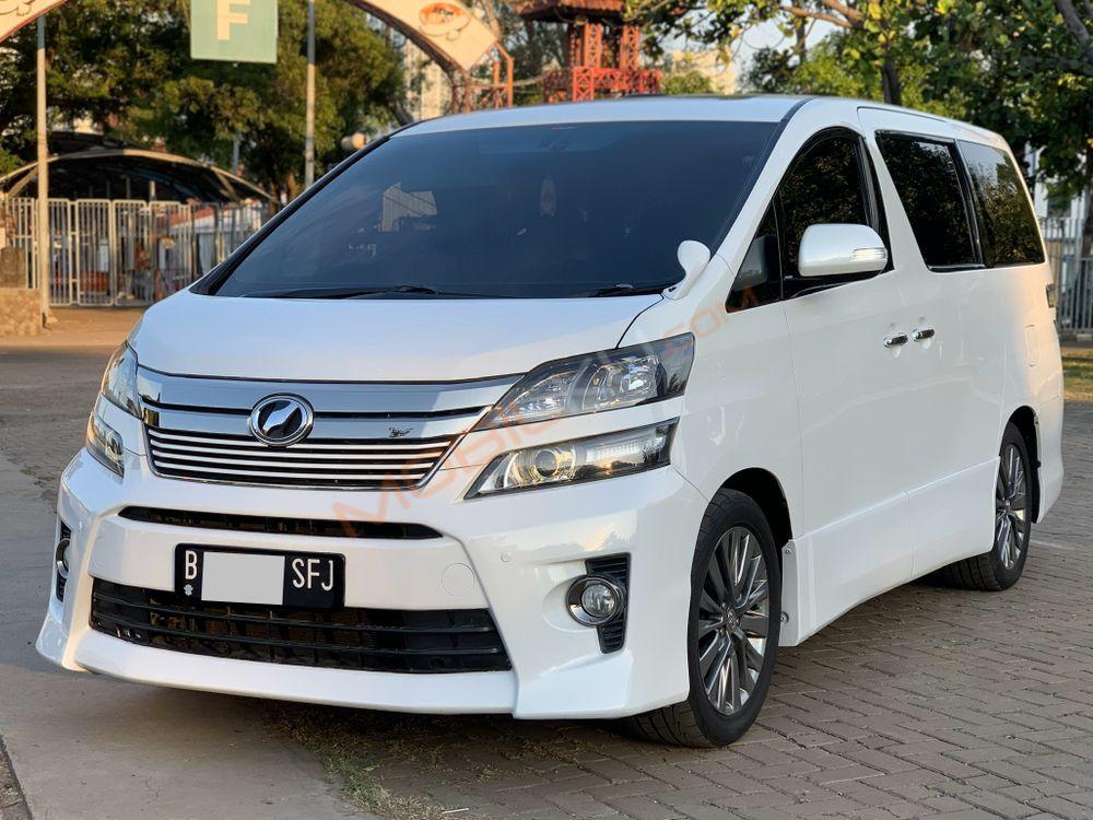 Mobil Toyota Vellfire 2015