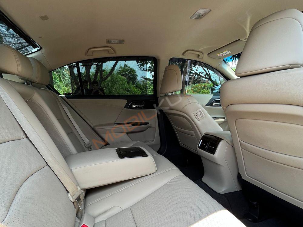 Mobil Honda Accord 2015