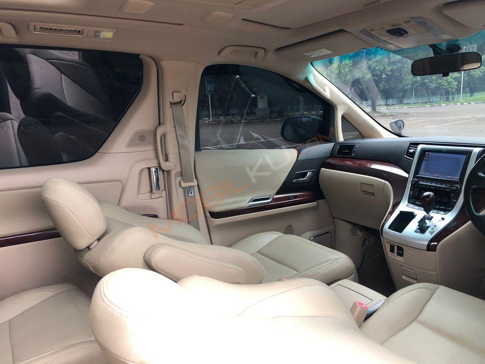 Mobil Toyota Vellfire 2010