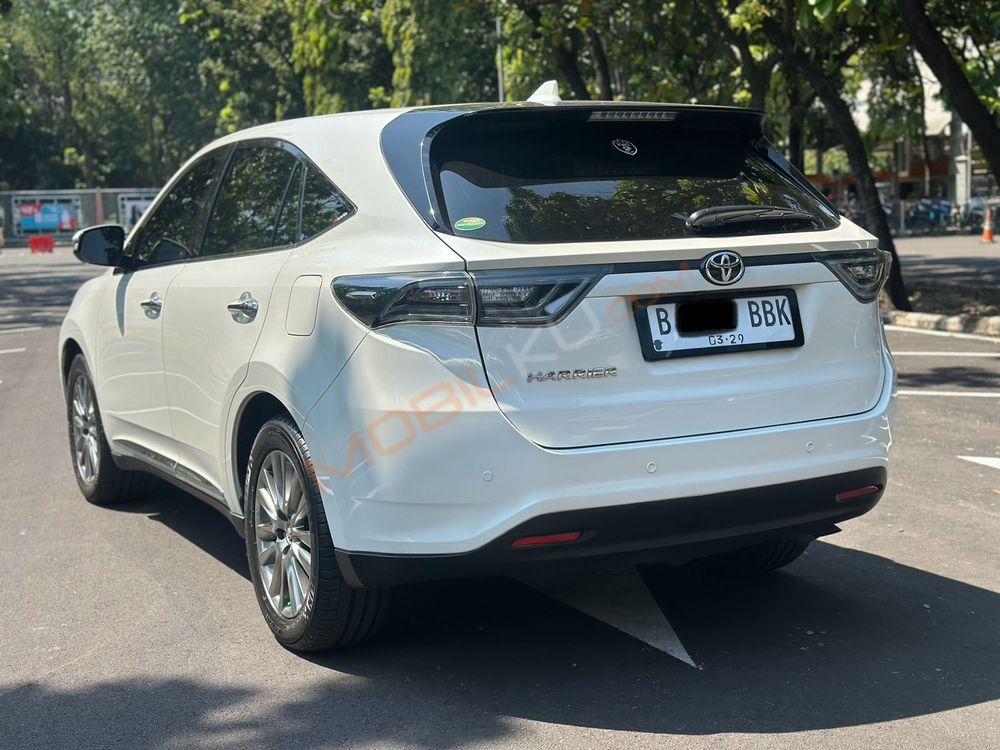 Mobil Toyota Harrier 2014