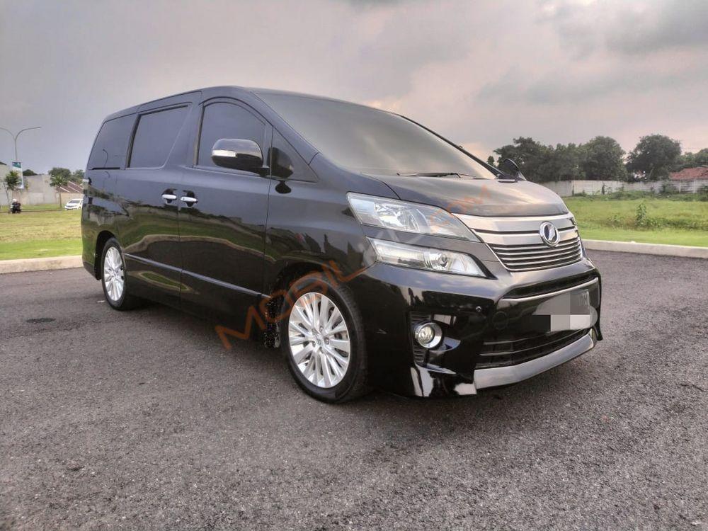 Mobil Toyota Vellfire 2014