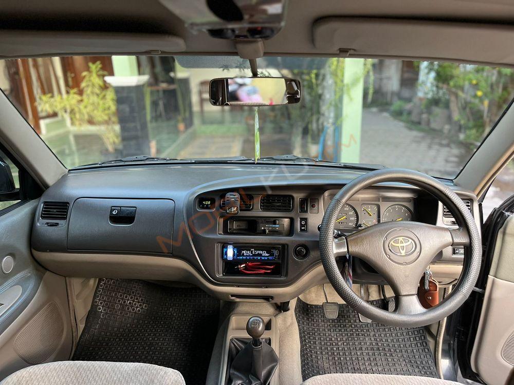 Mobil Toyota Kijang 2004