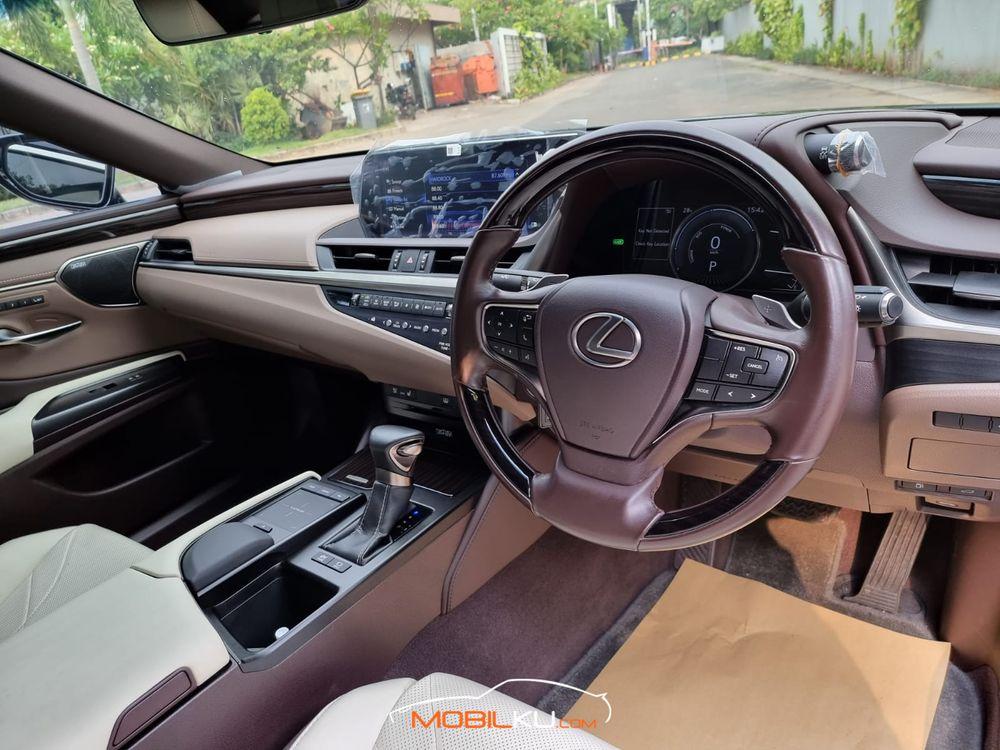 Mobil Lexus ES 2019
