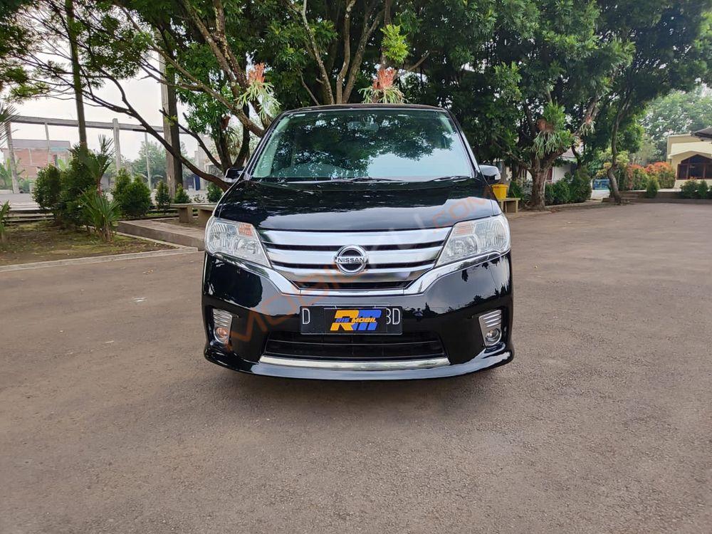 Mobil Nissan Serena 2013