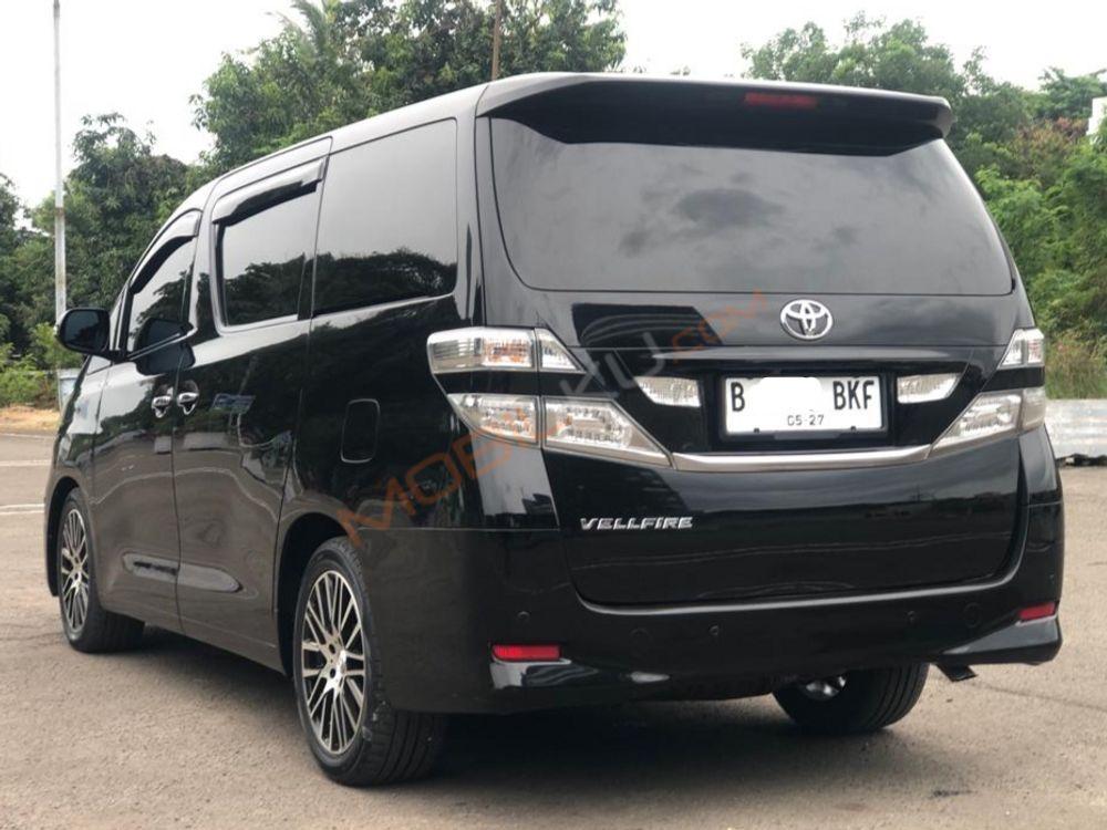 Mobil Toyota Vellfire 2010