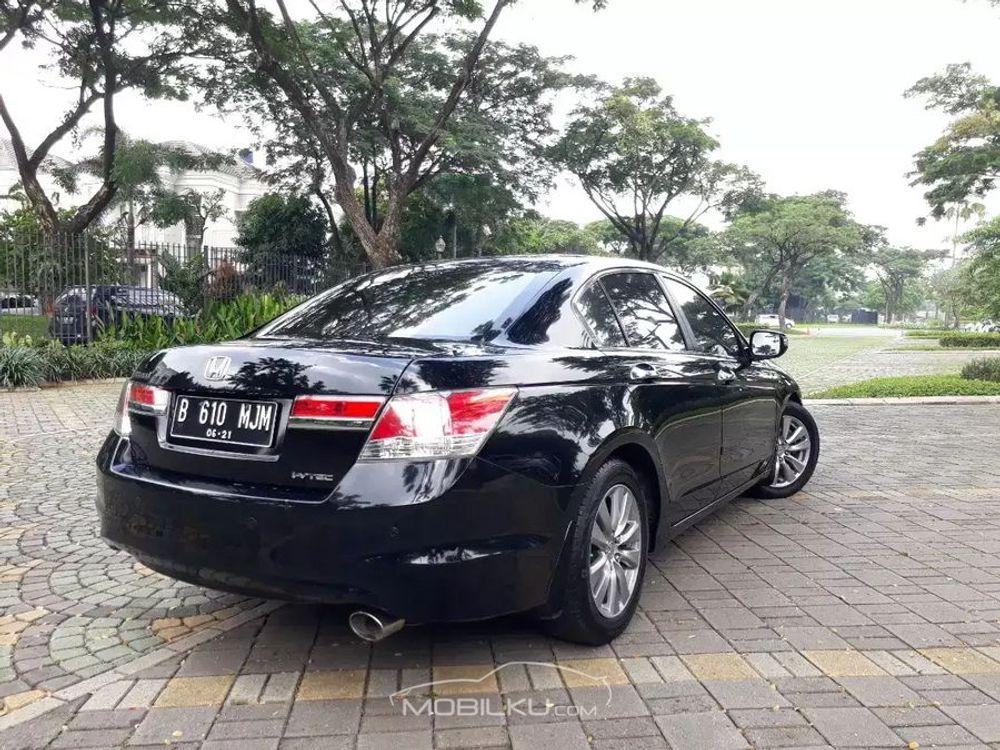 Mobil Honda Accord 2011