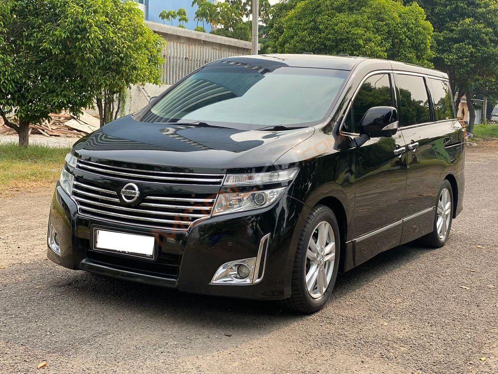 Mobil Nissan Elgrand 2014