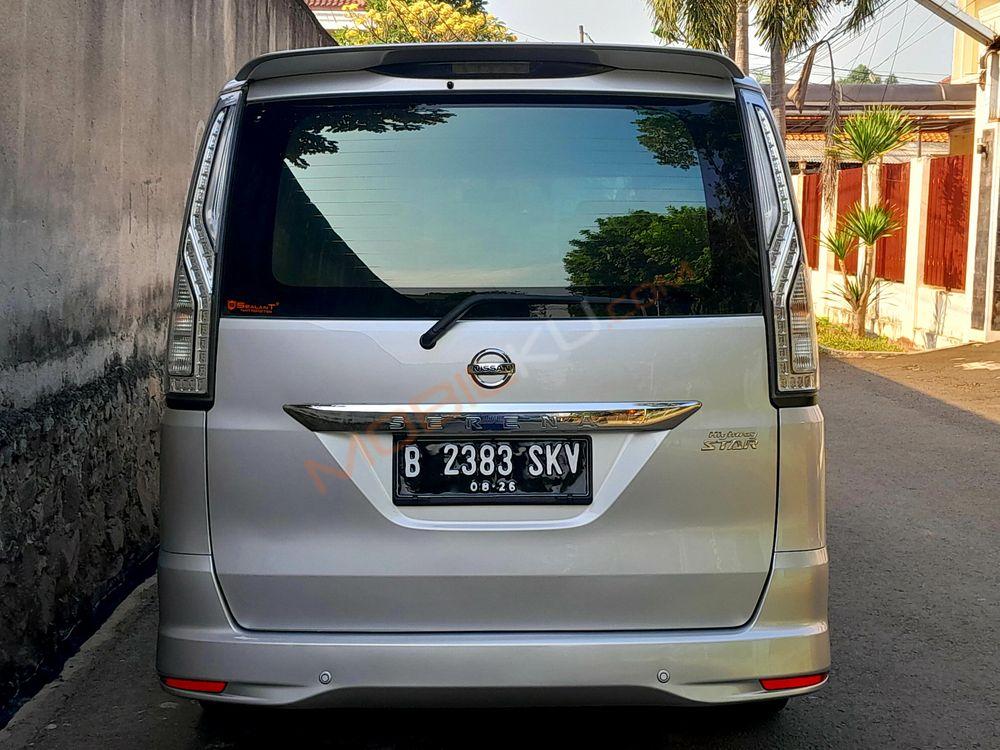 Mobil Nissan Serena 2016