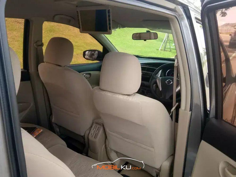 Mobil Nissan Grand Livina 2014