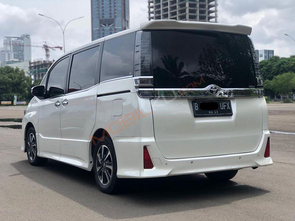 Mobil Toyota Voxy 2018