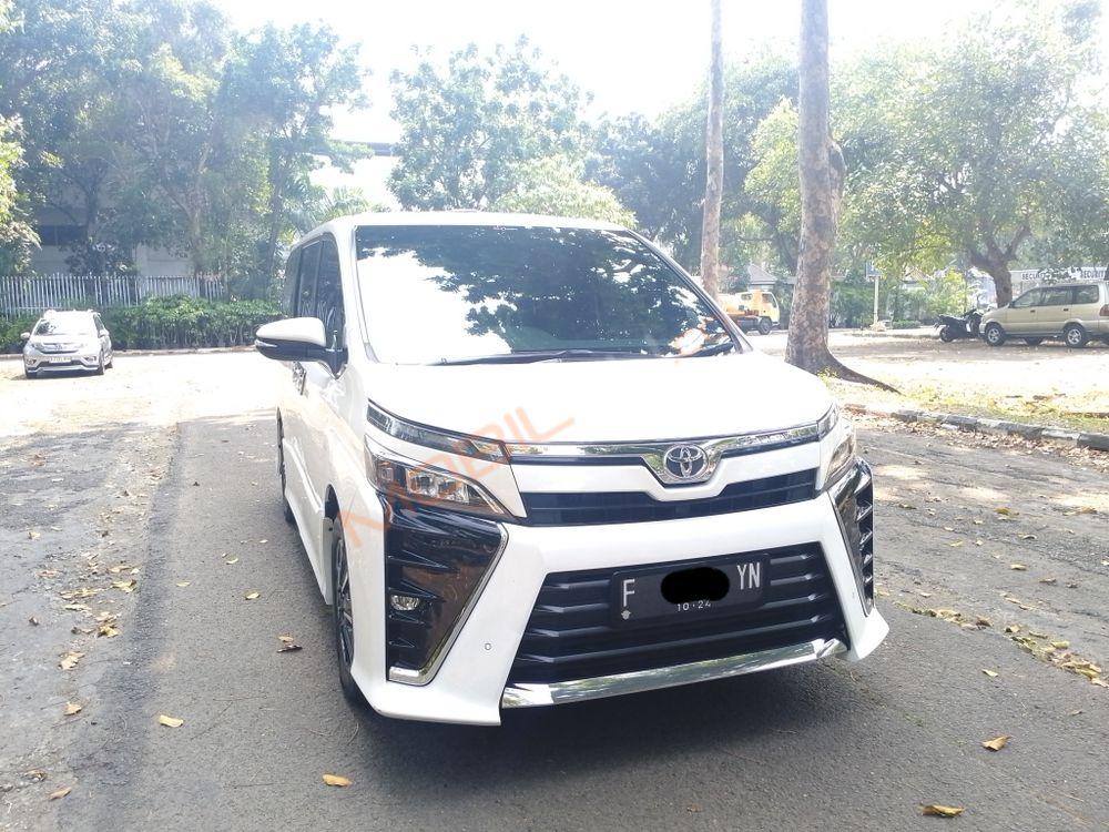 Mobil Toyota Voxy 2019