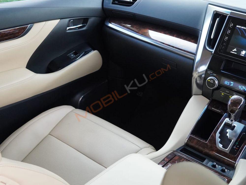 Mobil Toyota Alphard 2019