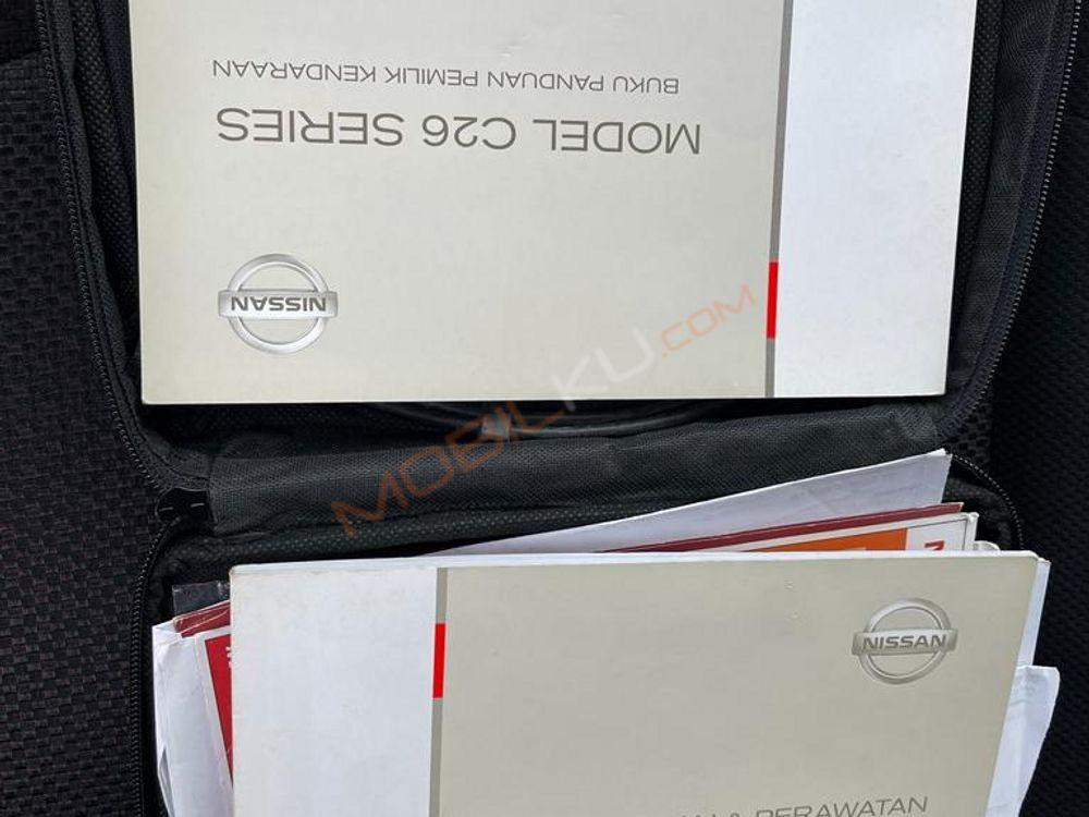 Mobil Nissan Serena 2013