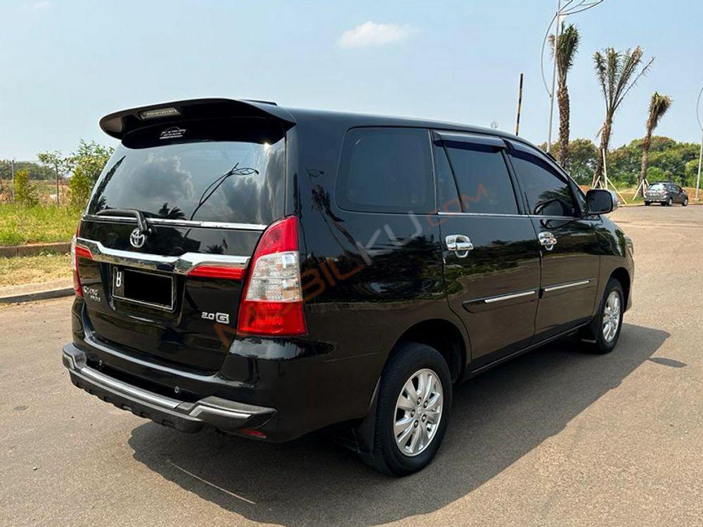 Mobil Toyota Kijang Innova 2012