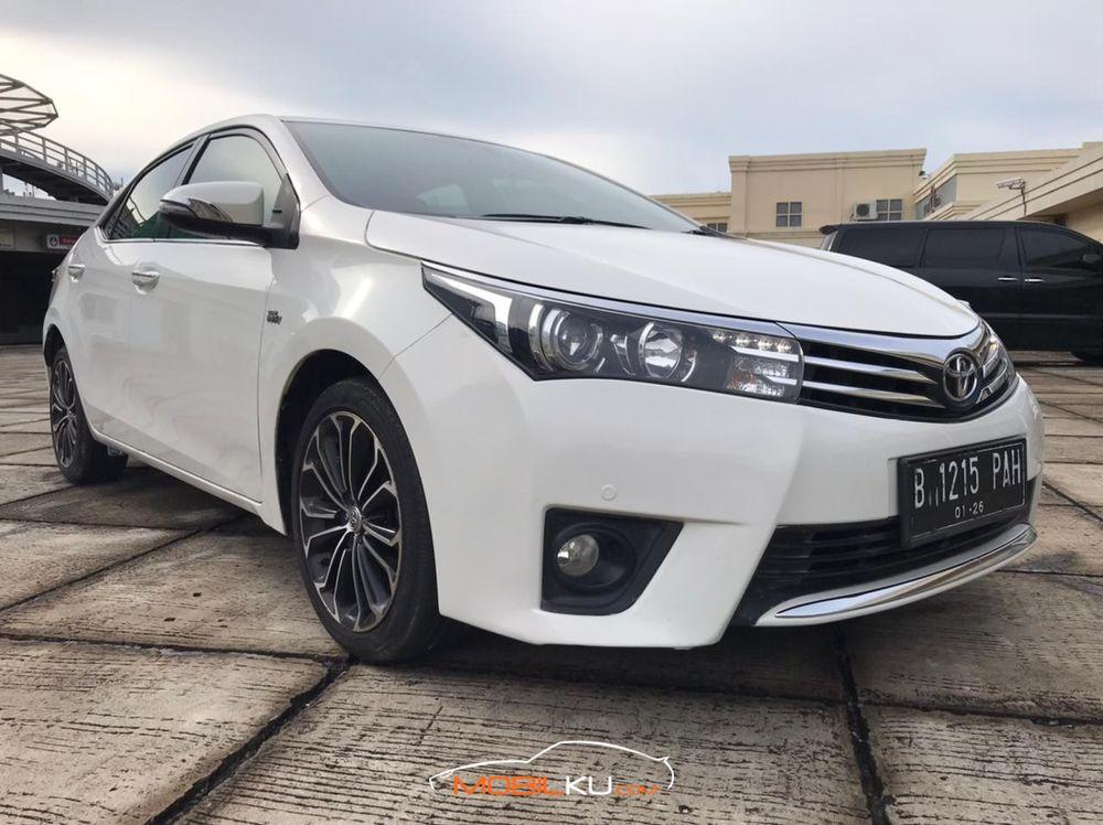 Mobil Toyota Corolla 2015