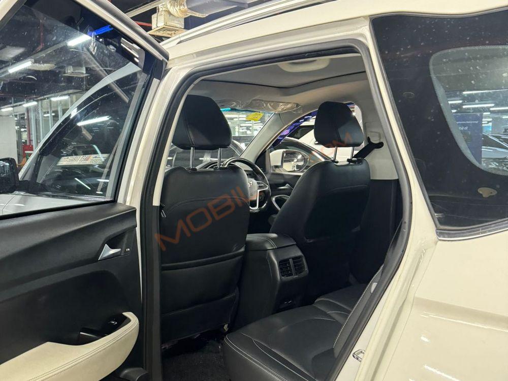Mobil Wuling Almaz 2021