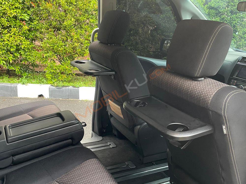 Mobil Nissan Serena 2017