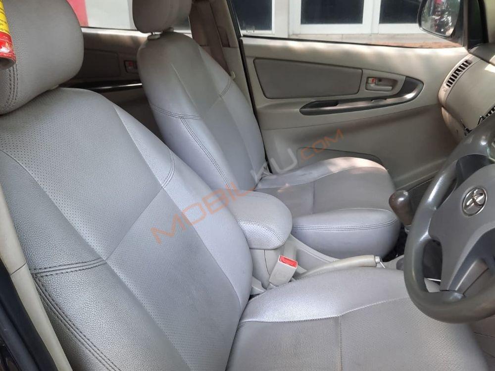 Mobil Toyota Kijang Innova 2011